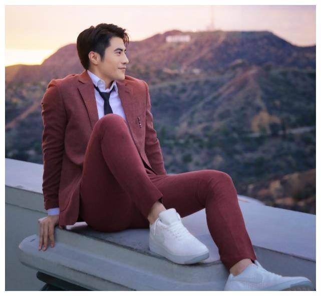 李天浩_穿着_西装