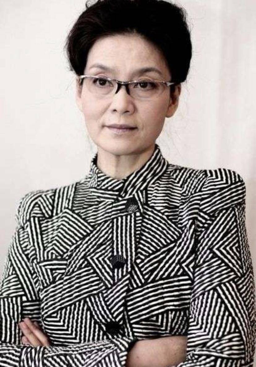 潘虹太有气质了,"贵妃头" 简约服饰,穿出了60岁的高级感_服装_关潘红