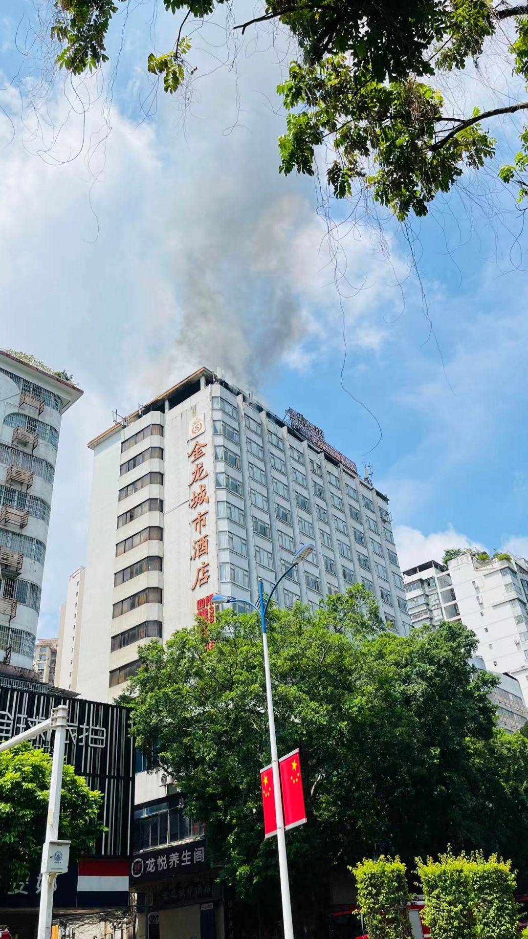 我的天梧州金龙城酒店楼顶发生一起火灾