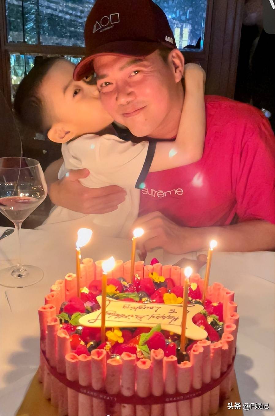 谢天华生日与家人一起开心度过一对子女献吻很温馨