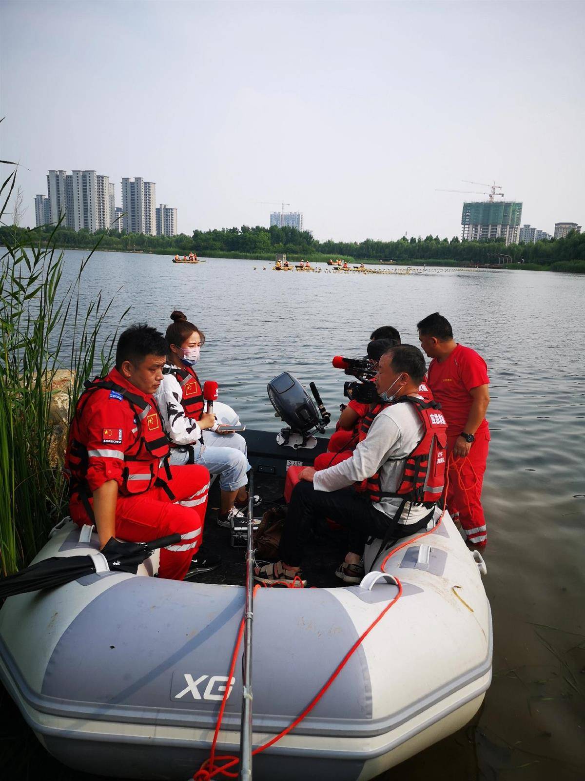 河南一公园夜捕水怪引千万网友围观园方疑为外来有害物种鳄雀鳝