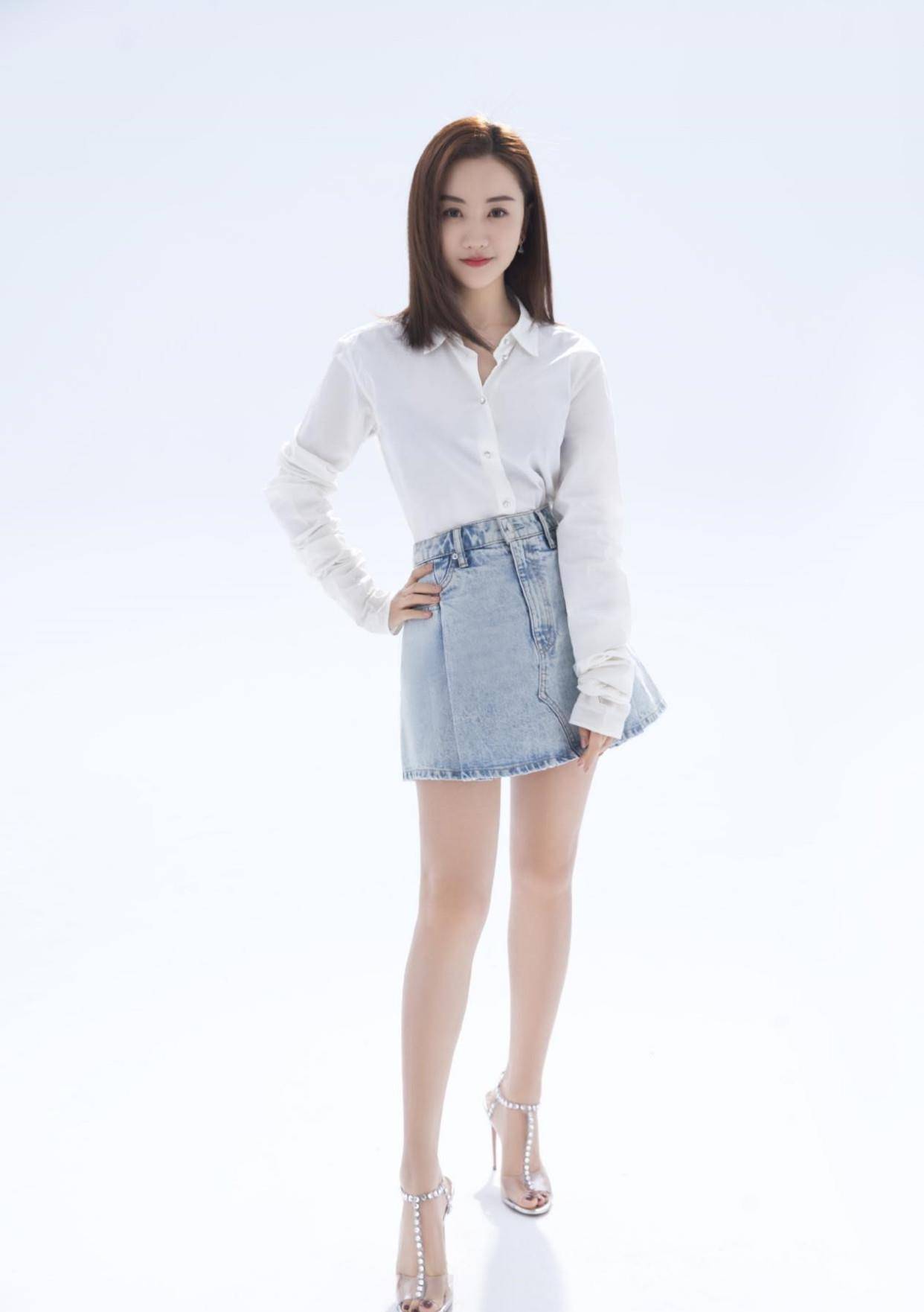 冻龄女神杨蓉太会穿,白衬衫搭牛仔裙时尚优雅,尽显青春减龄感_显得_的