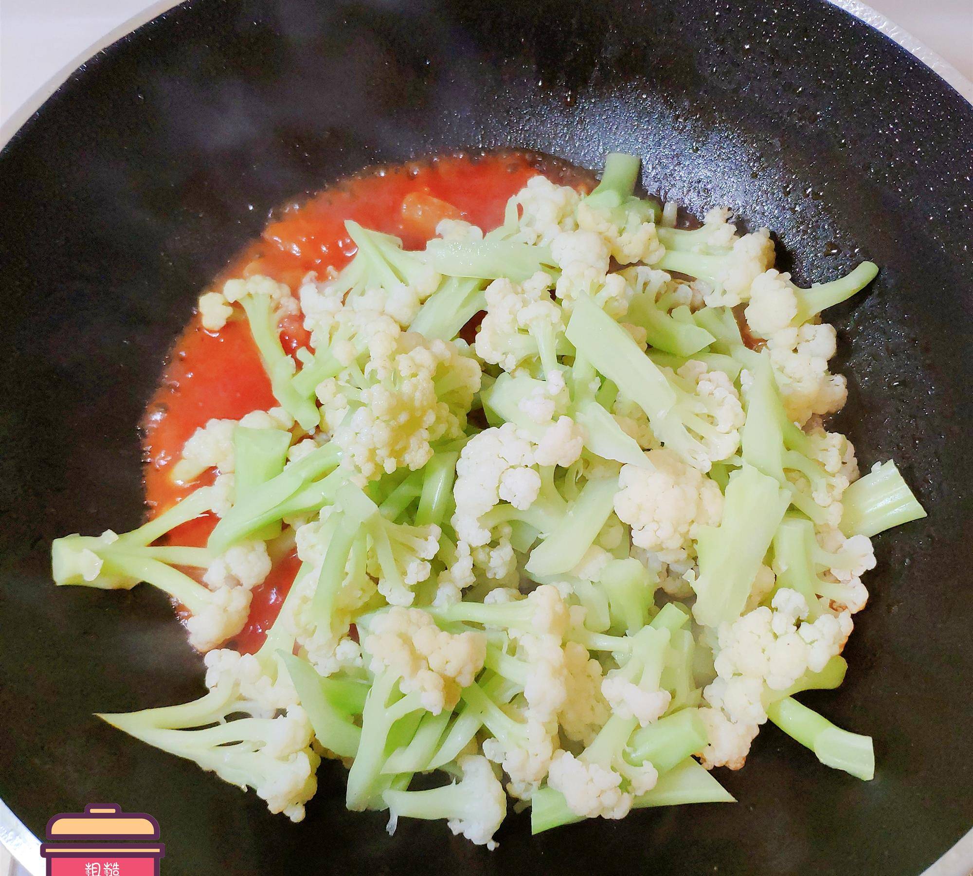 9,把花菜与番茄酱炒到完全融合,看到酱汁紧紧的包裹住花菜就可以关火