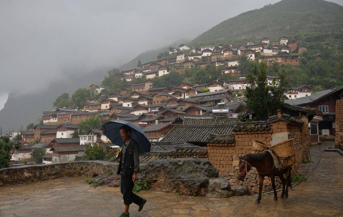 云南有一个村子，全村人都居住在一块大石头上，四周都是悬崖
