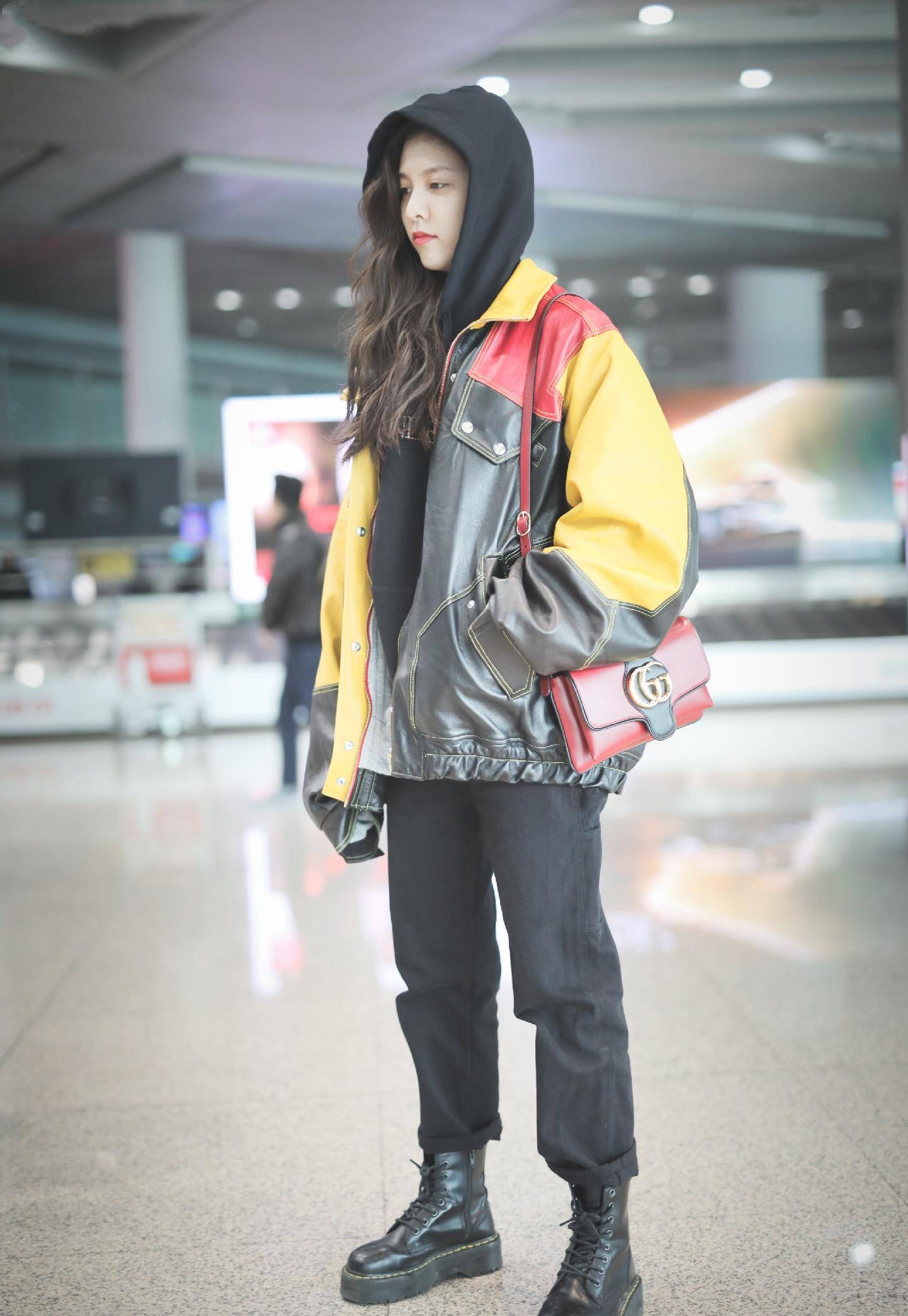 原创宋妍霏甜酷出街皮夹克配马丁靴长腿意外吸睛宽松裤也遮不住