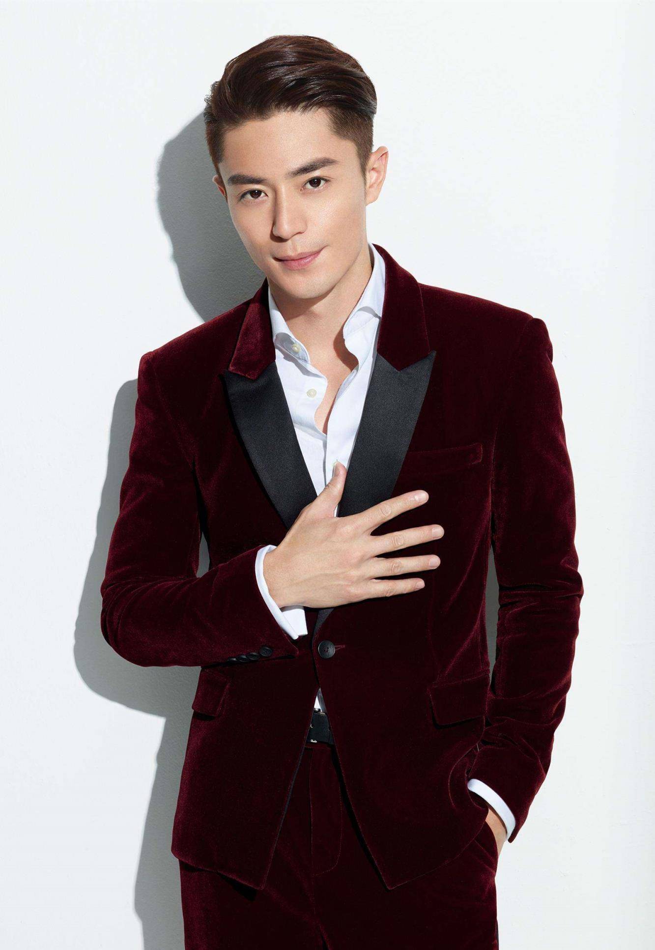 霍建华当爸后越发成熟有型,一身黑衣跟粉丝合影,40岁大叔不油腻_黑色