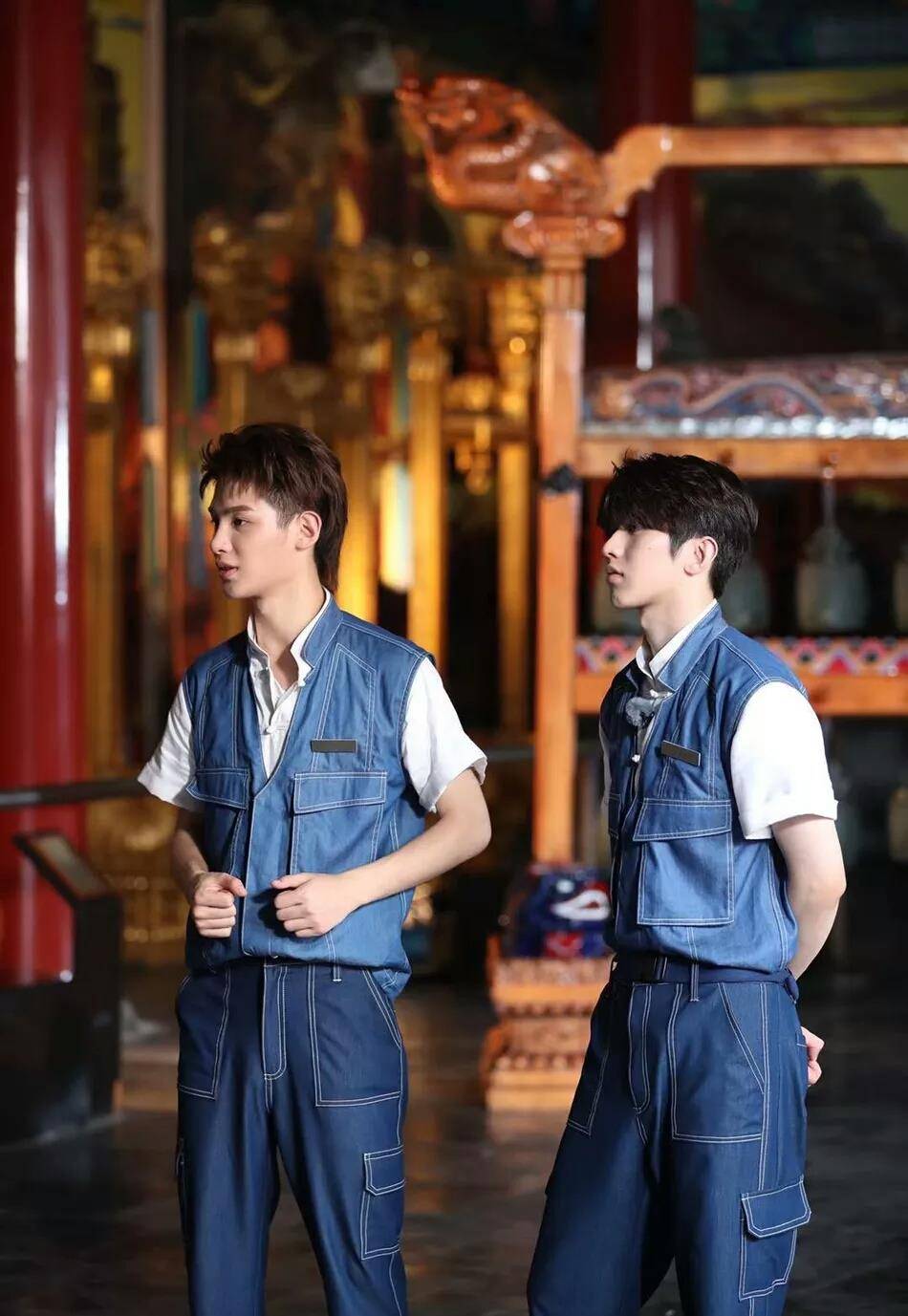 蔡徐坤黄明昊罕见同框!同穿蓝色工体套装谁更帅?_组合_穿着_实力