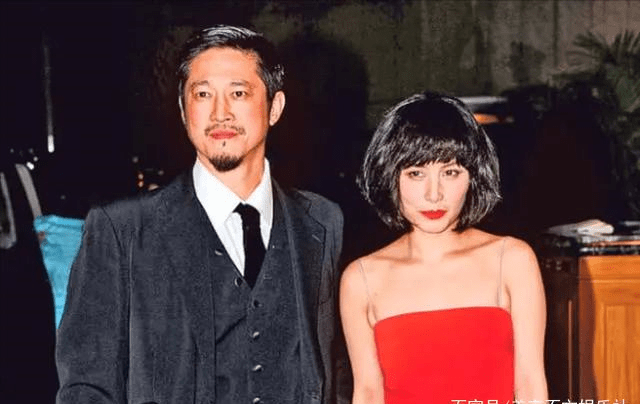 原创何超仪丧母后首现身戴3只金镯走红毯显阔气模特老公罕见同行