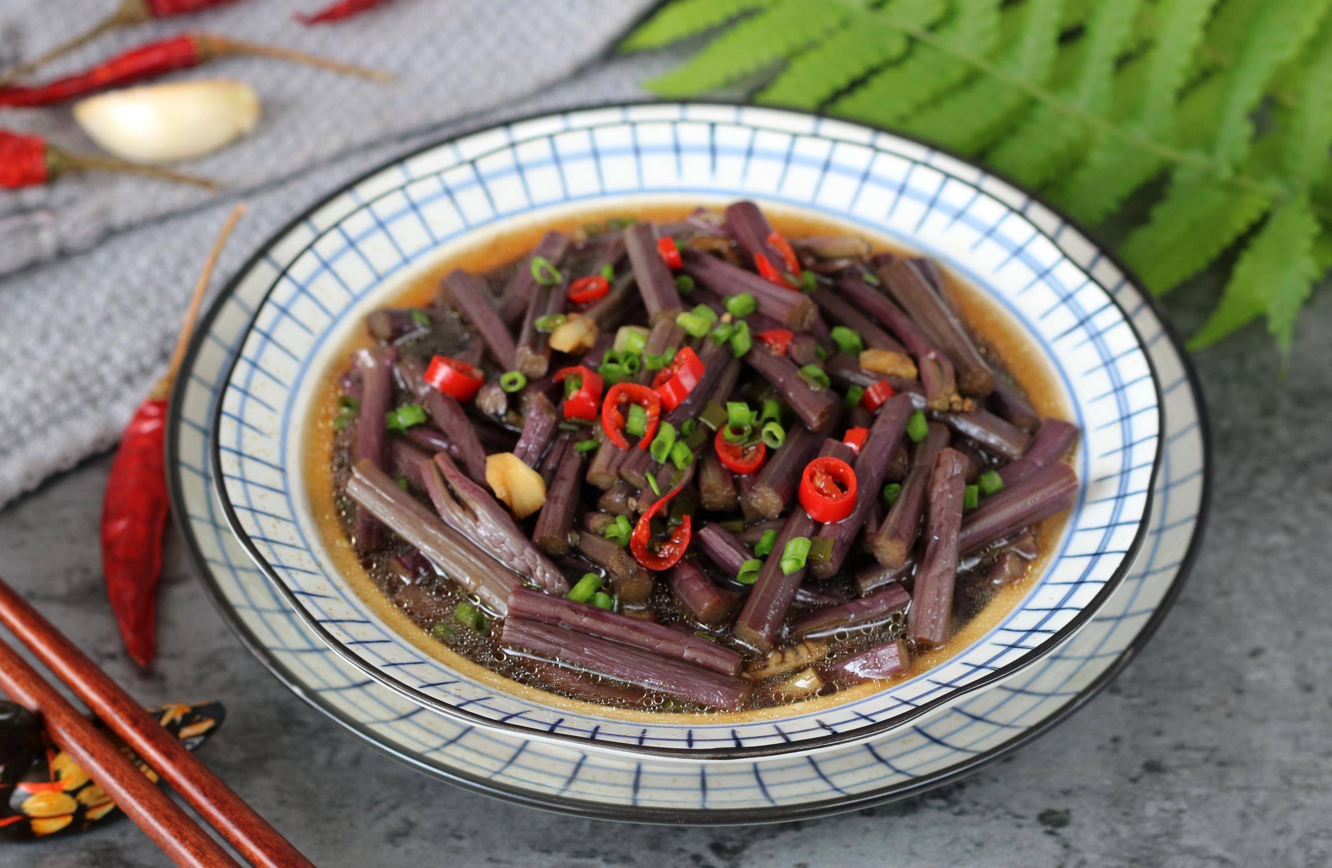 凉拌蕨菜多做这一步,酸辣开胃,巧吃野菜安全放心_葱花_辣椒_陈醋