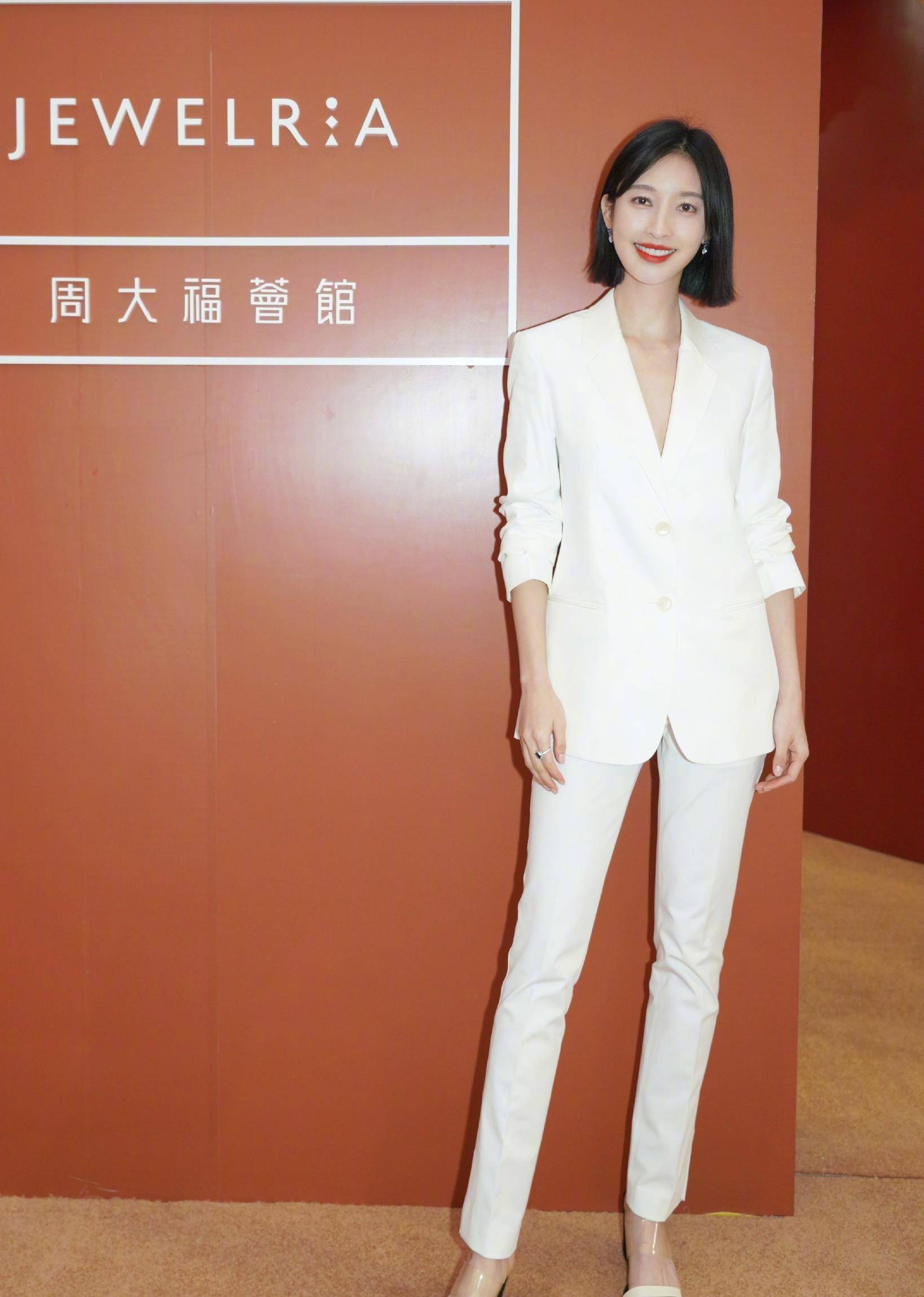 36岁张俪也开始装美,穿白色吊带扮小姑娘,短发清新秒变初恋女友_气息