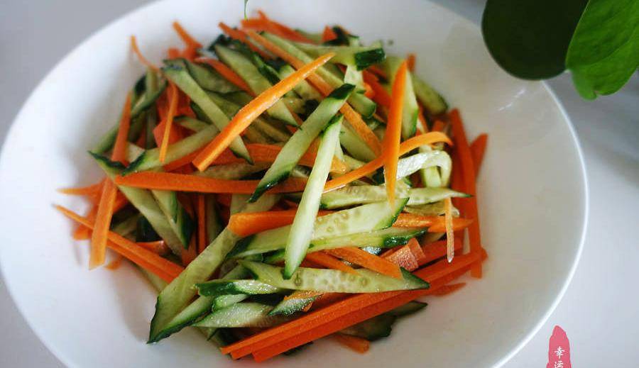 凉拌黄瓜胡萝卜,开胃,低热量,是个不错的瘦身菜_步骤_空调_太细