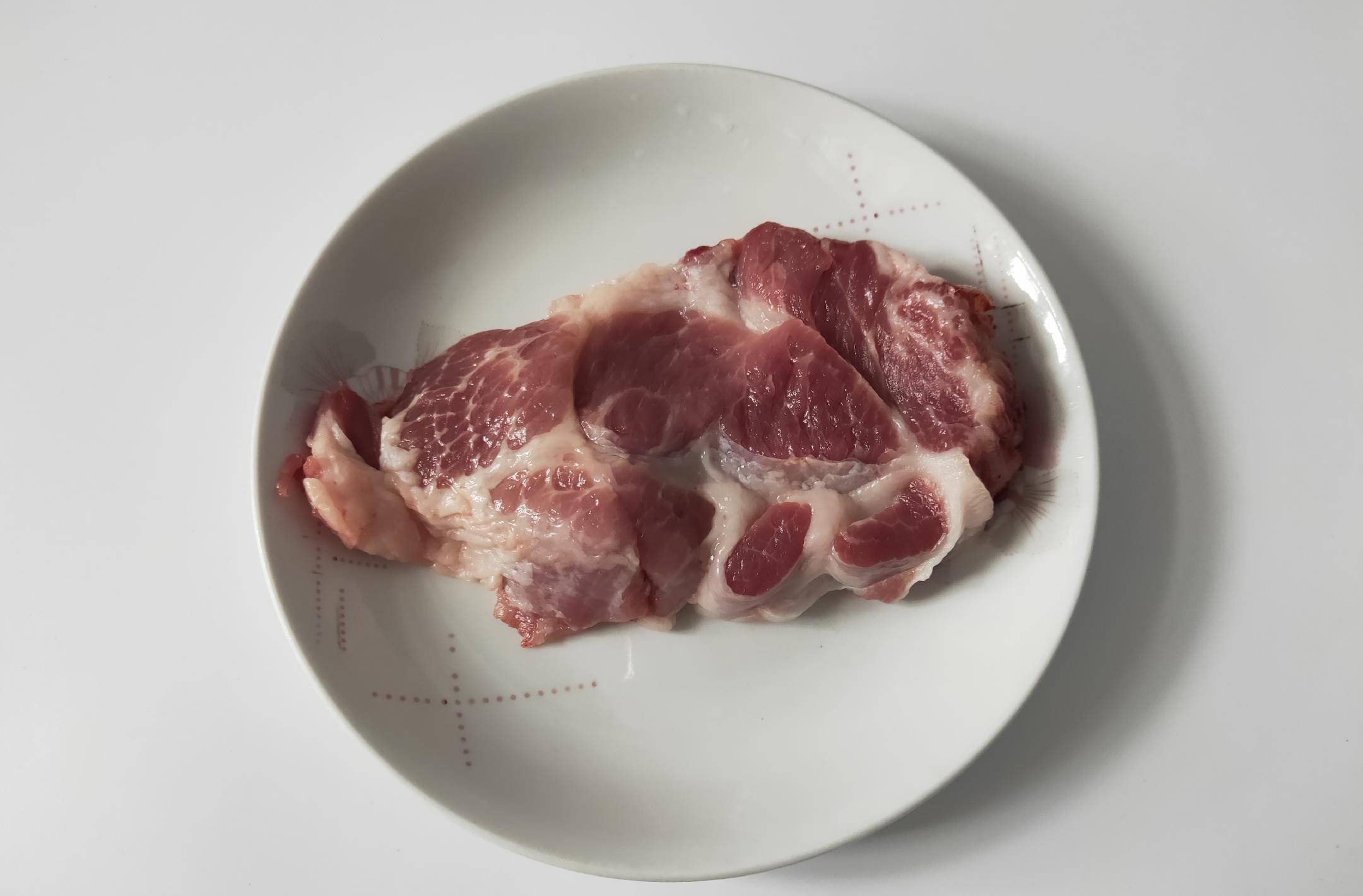 步骤一:做烤肉串的话一定要选购肥瘦相间的猪肉,这样烤出来不会柴,吃