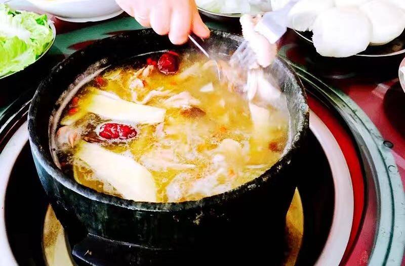 原创去西藏旅游一定要品尝最有名的墨脱石锅鸡
