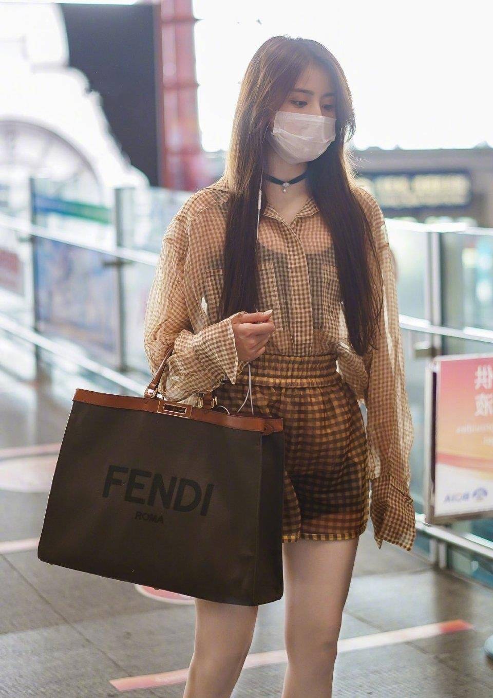 程潇金子涵撞衫网友看傻眼了同款薄纱时尚衣一个少女一个御姐