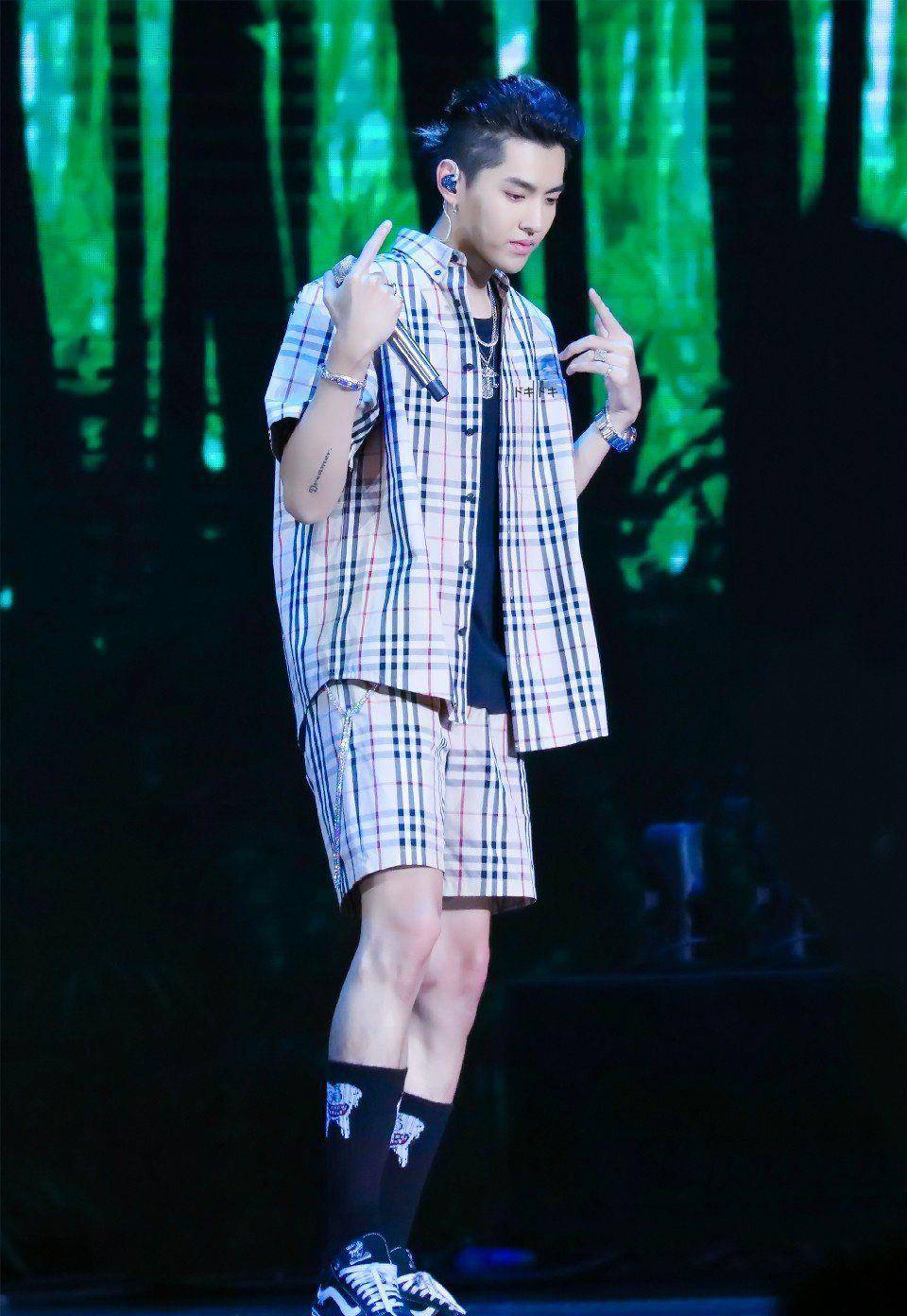 例如吴亦凡舞台这张,格子套装 黑暗风袜子也能走嘻哈范儿▼关注耶啵的