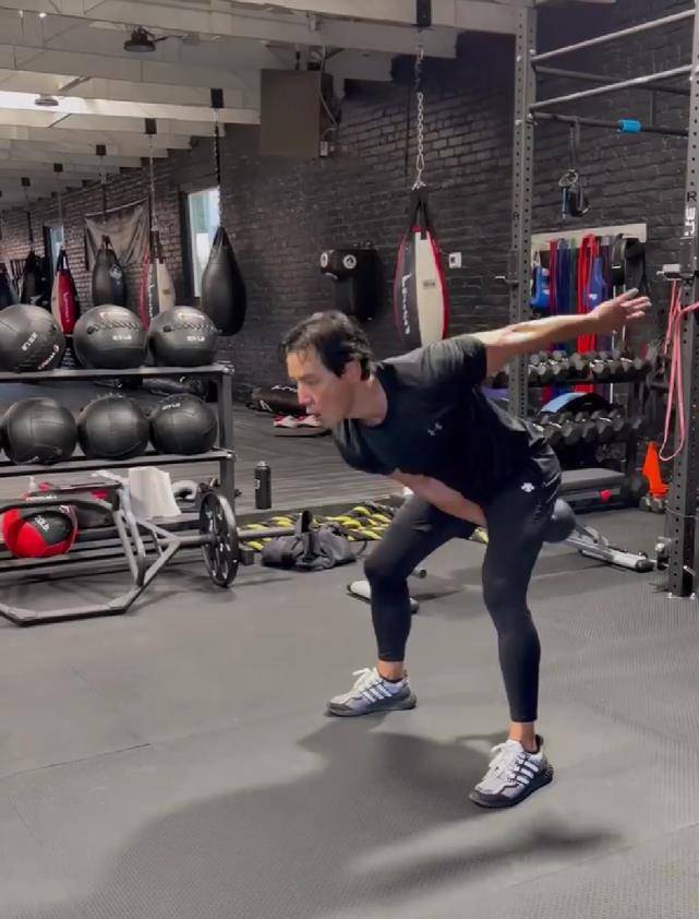 吴彦祖在健身房积极锻炼身体 秀出健硕肌肉47岁依旧状态好_女儿_raven