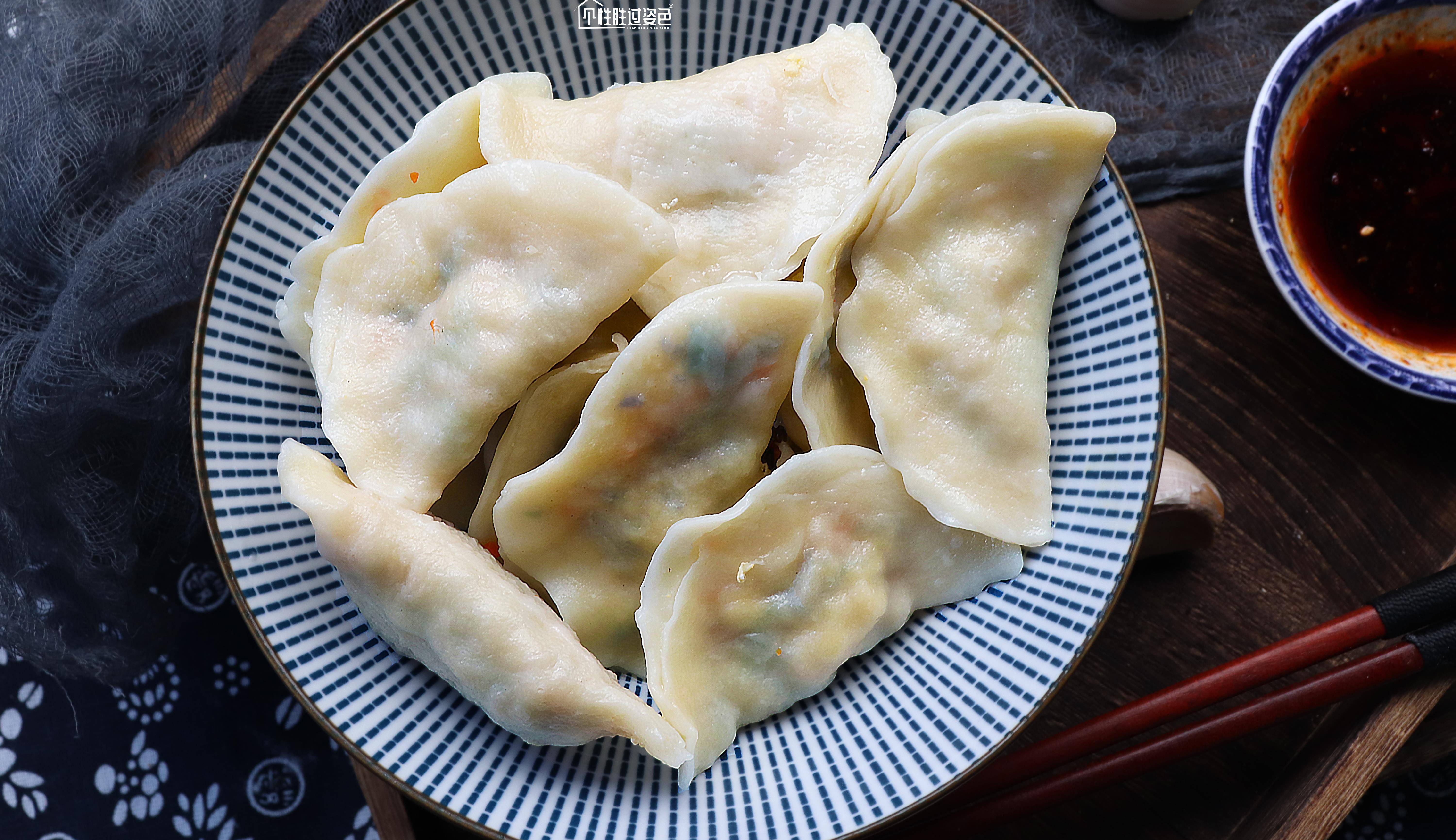 麥香瀰漫吃不完的餃子,不需要煮熟,直接放保鮮盒裝好,扔冰箱冷凍起來