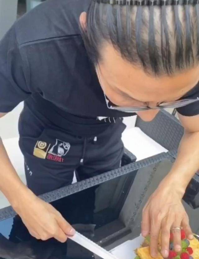 大家都清楚地看到汪峰的头皮了,简直太稀疏了,可年轻时的汪峰头发可是