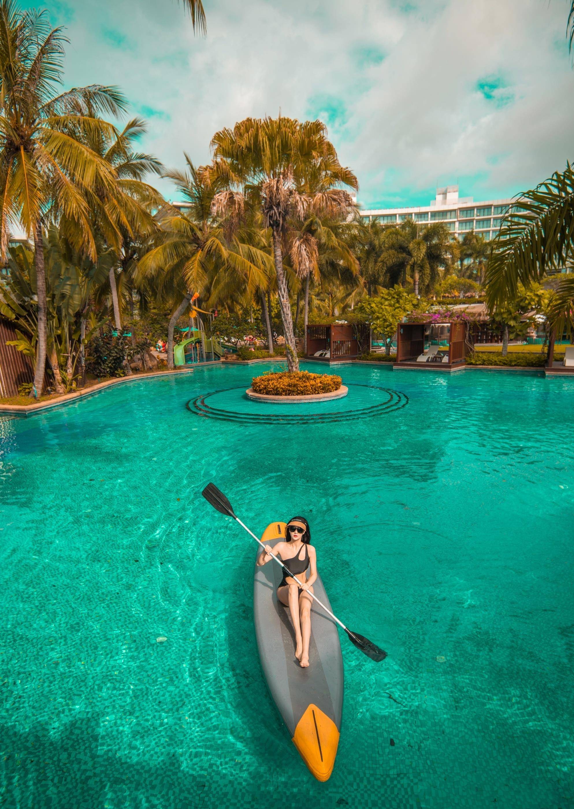 模特章佳怡身穿露脐泳衣,在海南岛玩桨板,身材超吸睛_冲浪_运动_中国