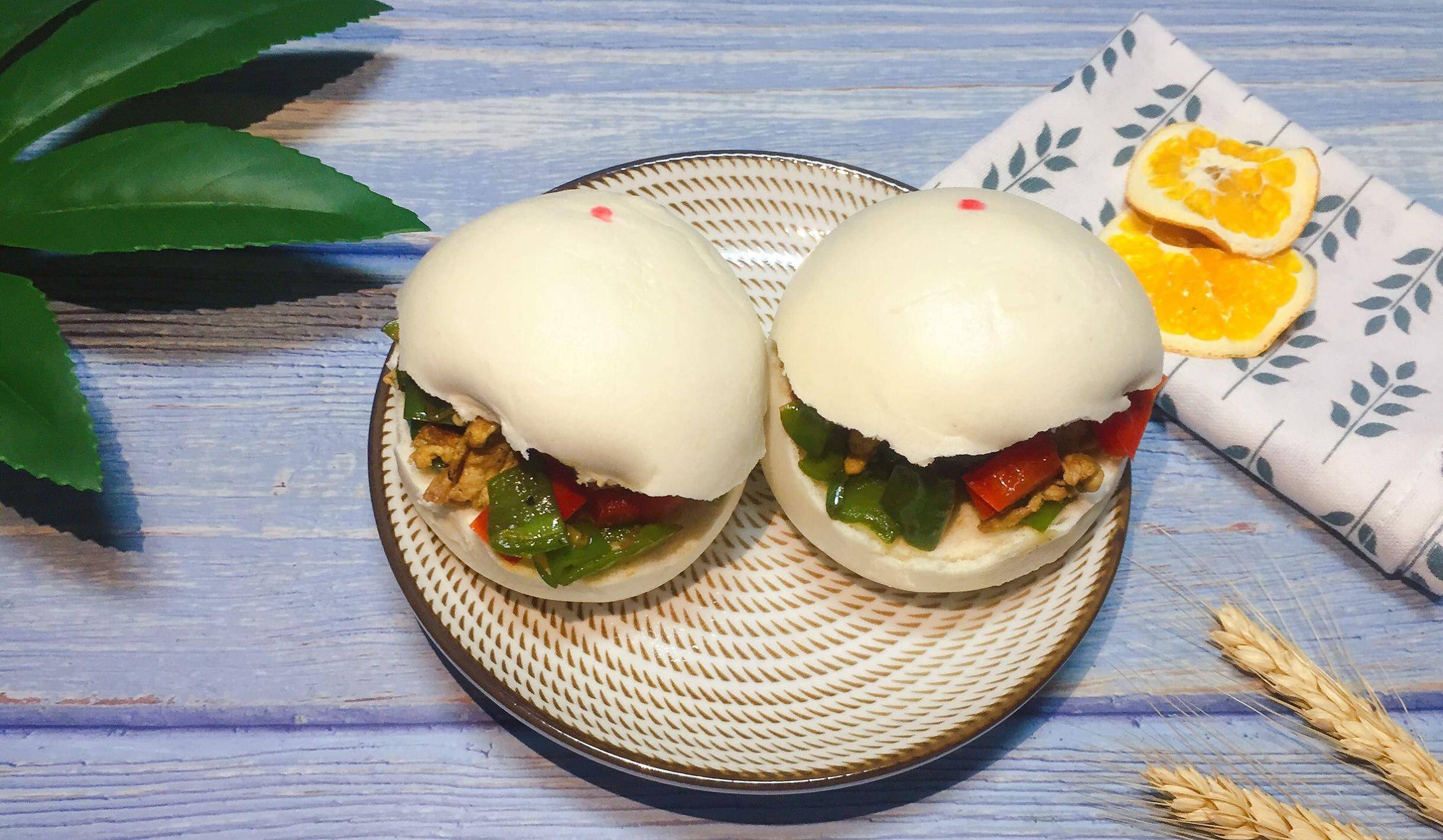 小时候经常这样吃,刚刚出锅的大馒头,还烫手冒着热气,掰开,放入咸菜片