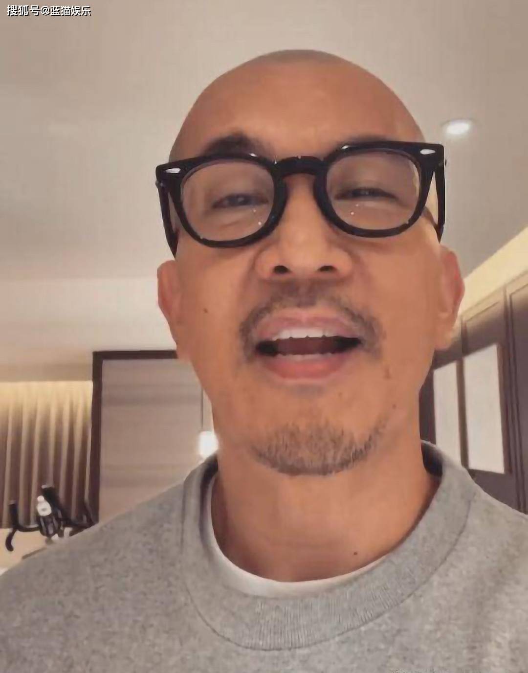 汪小菲同样不亏,张颖颖素颜出镜,肤白貌美大长腿