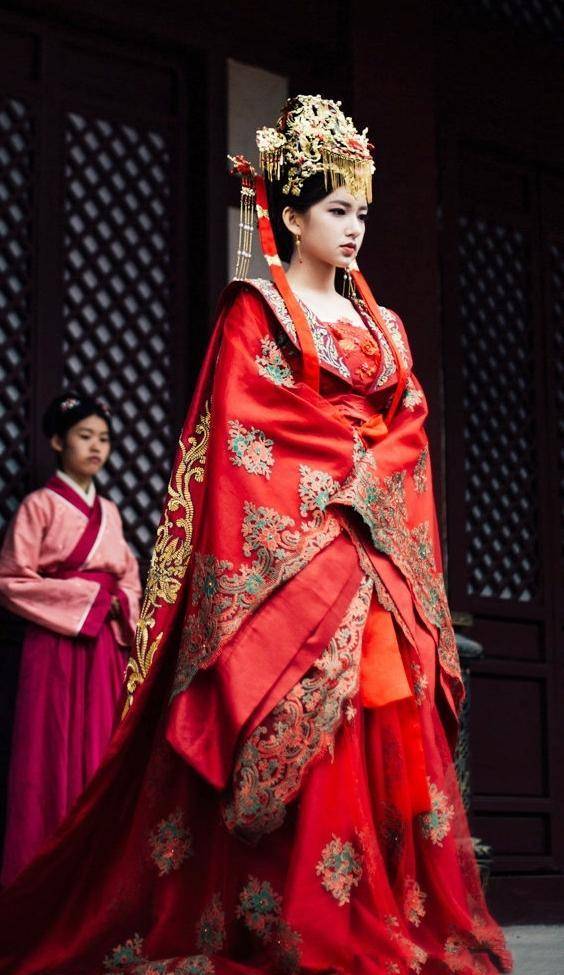 之路》程潇红色婚服美图欣赏,穿最美的婚服却没嫁给心爱人_路平_嫁衣