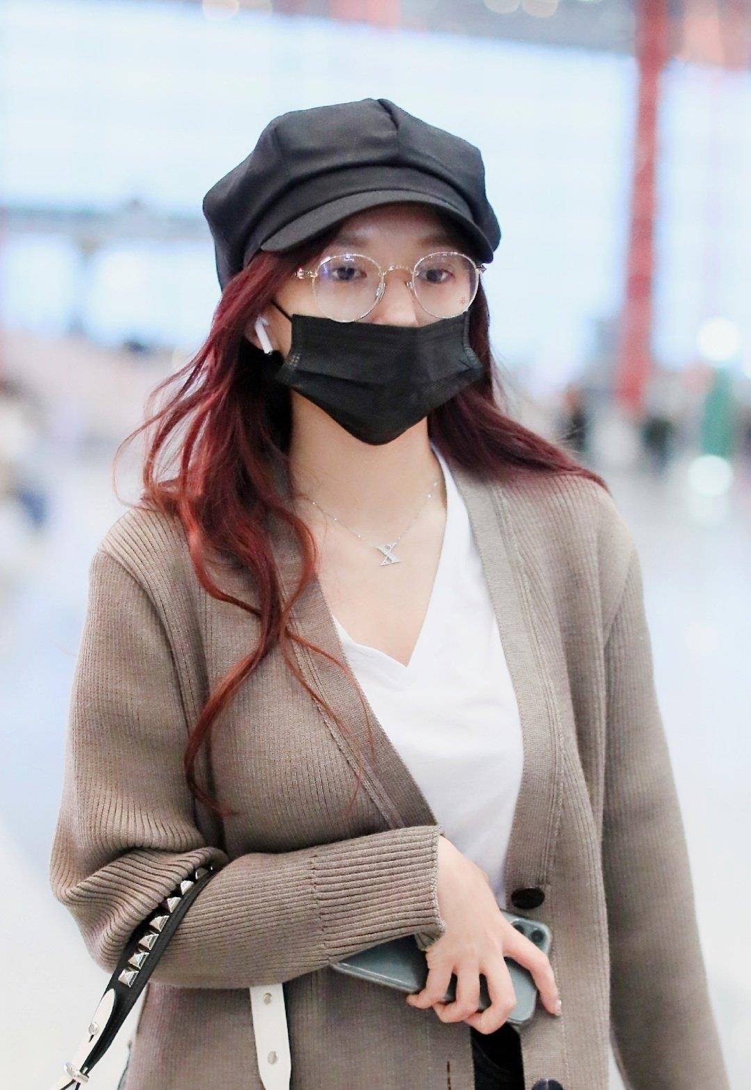 程潇清晨走机场一身大开叉长针织衫长腿依旧吸睛憔悴也时髦