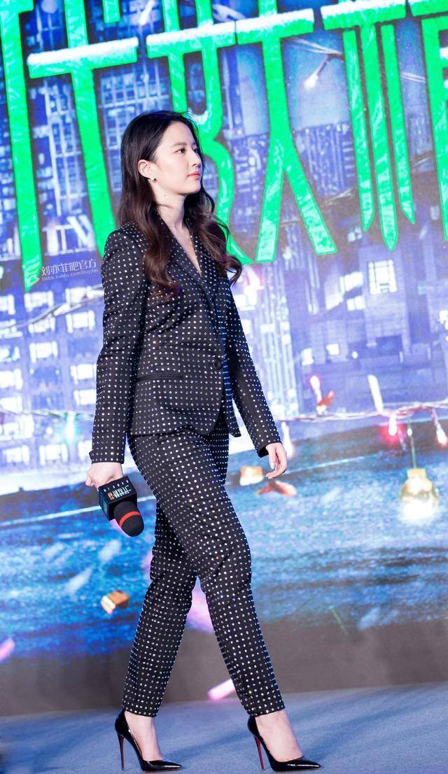 刘亦菲略显发福穿金色抹胸礼服显丰满依然是哪个神仙姐姐