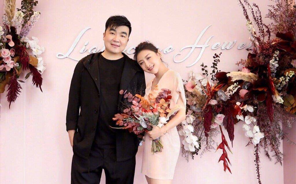 何雯娜三种风格婚纱照曝光,奥运主题有新意,梁超眼神露爱意_质疑_体操