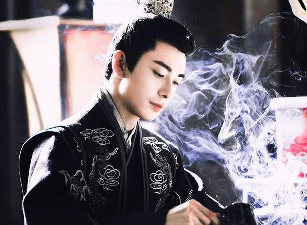 人家韩烁黑化就是换件黑衣服,还换了没多久就又换成了白衣服.