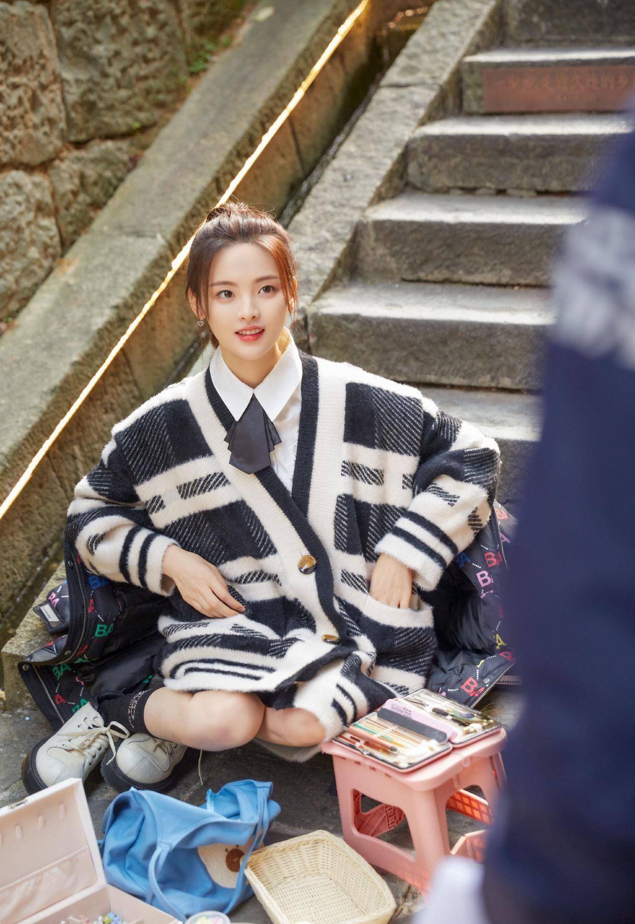 原创锦鲤少女杨超越的春季穿搭t恤加短裙简约单品也能很高级感