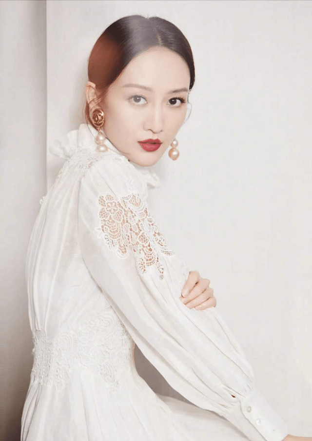 王鸥涂红唇美不胜收穿宫廷风连衣裙优雅大气身材高挑格外亮眼