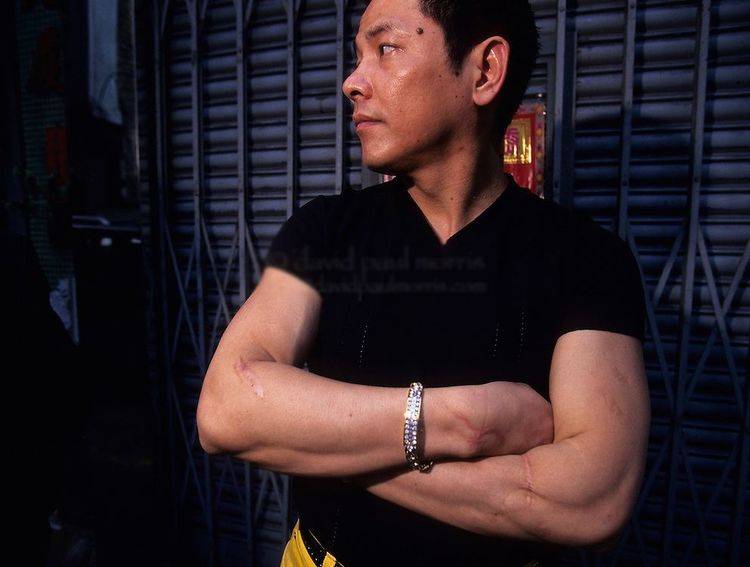 原创同样是黑道老大为什么向华强一路顺风顺水尹国驹却坐了12年牢