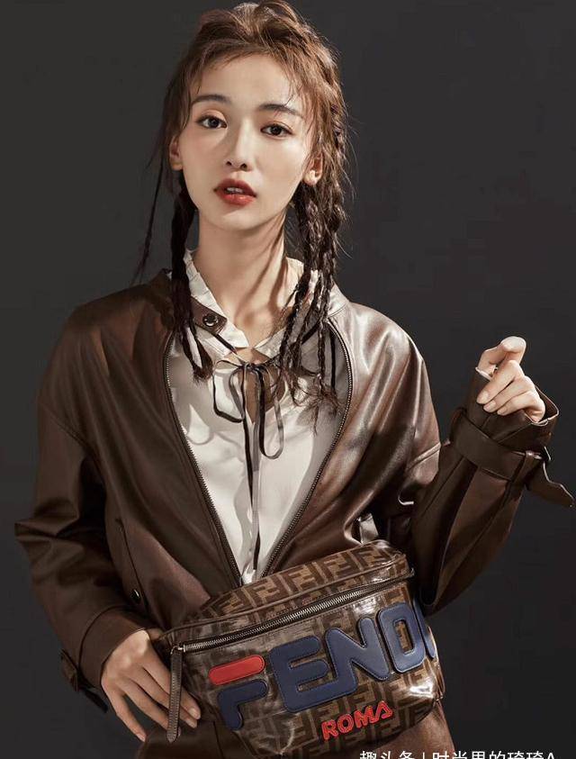 吴谨言终于高调美一回,吊带连衣裙配丸子头,少女感爆棚_高跟鞋_身材