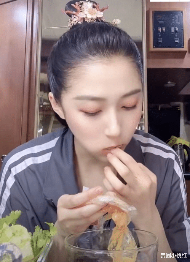 关晓彤吃的三明治真独特,别人都用面包片,看到她的:难怪身材这么好!