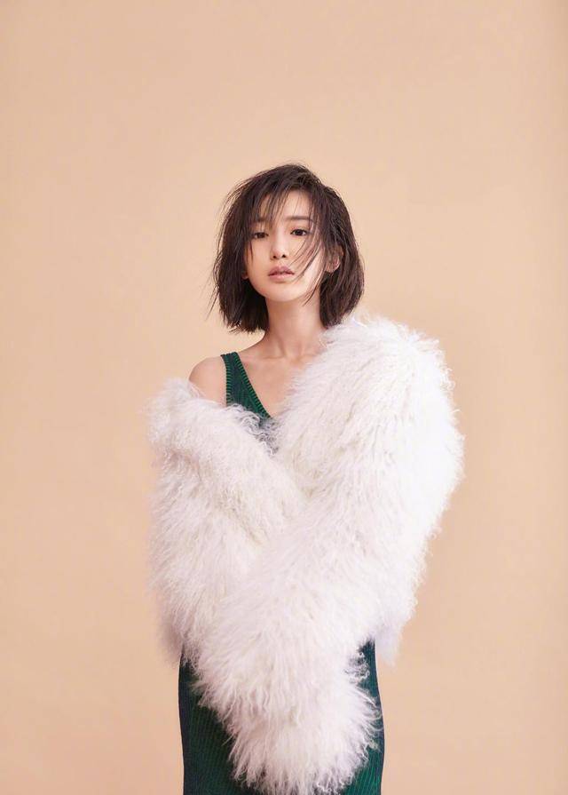 毛晓彤"真空"上阵,网友感叹:这是一双应该要"上保险"的腿啊_少女_长裙