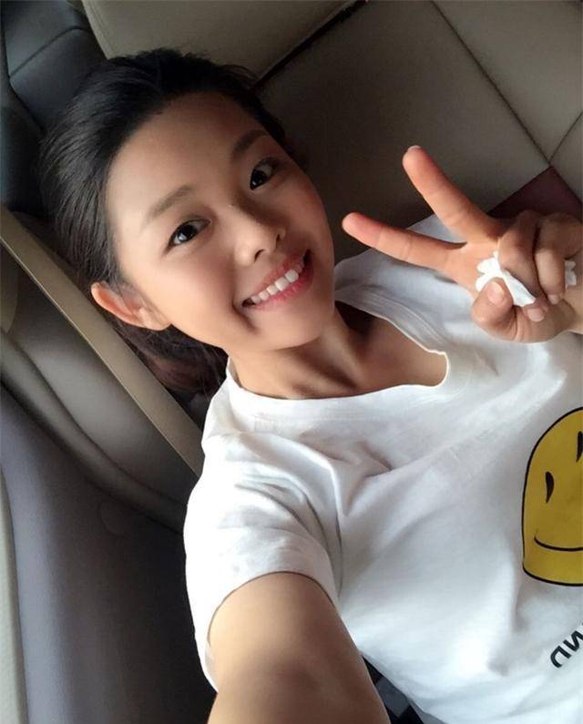 王莎莎上身穿着一件白色的短袖t恤,下身穿着一条浅蓝色的牛仔短裤