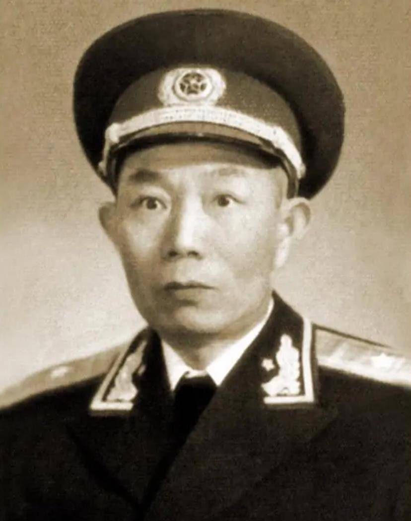 1955年被授予少将军衔,时任中国人民解放军新疆军区副参谋长.