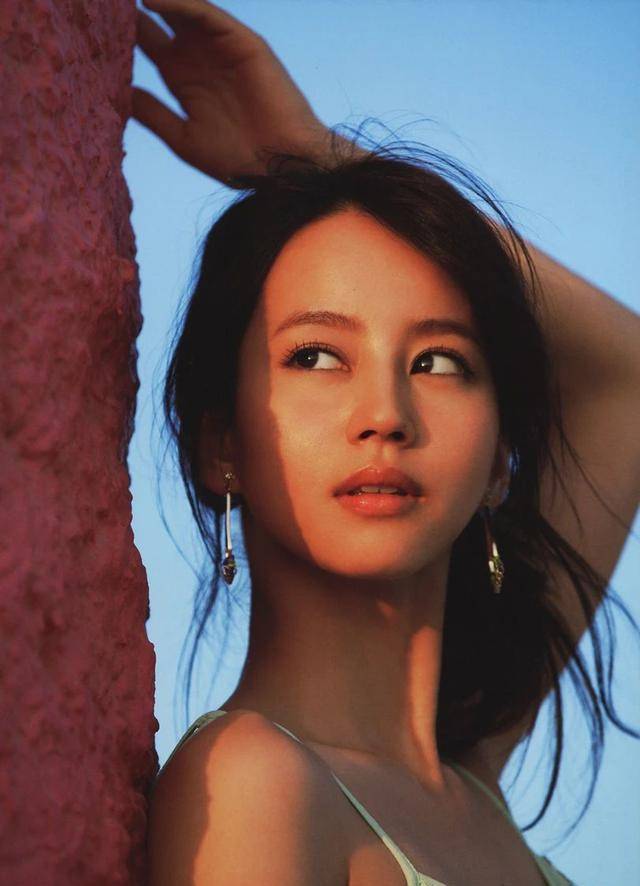 出道14年,28岁闪婚,并宣布不再复出甘做主妇,只能在剧中怀念她_堀北真