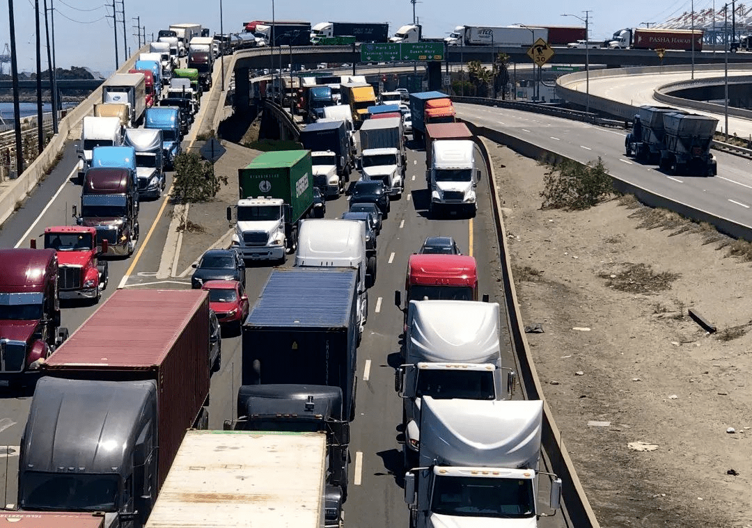 集装箱港口拥堵屡创记录近40运力堵塞百亿美元货物拥堵在途中