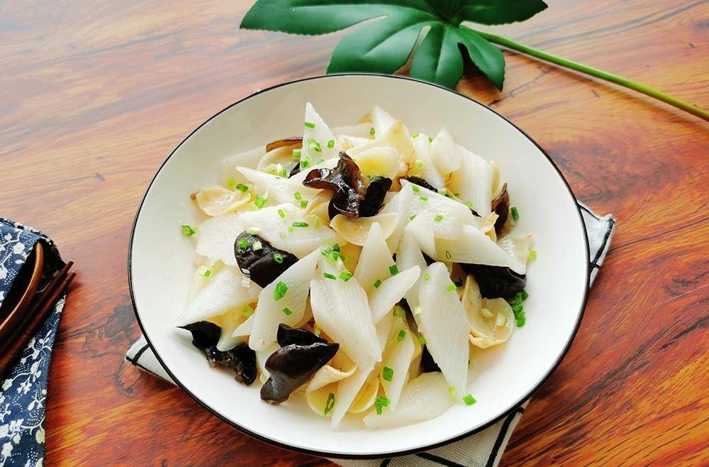 秋天多吃白色食物,山药和百合一起炒,清脆爽口,应季好吃润秋燥_黑木耳