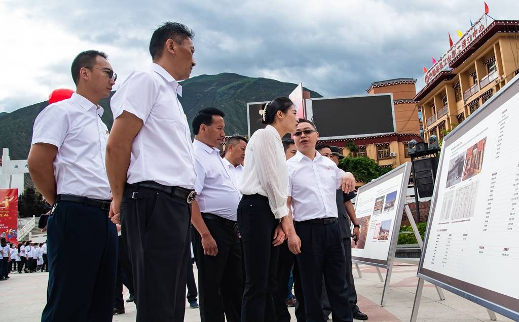 给孙女拍照,"她妈妈回老家宜宾了,我给她拍个视频让她看看女儿的签名"