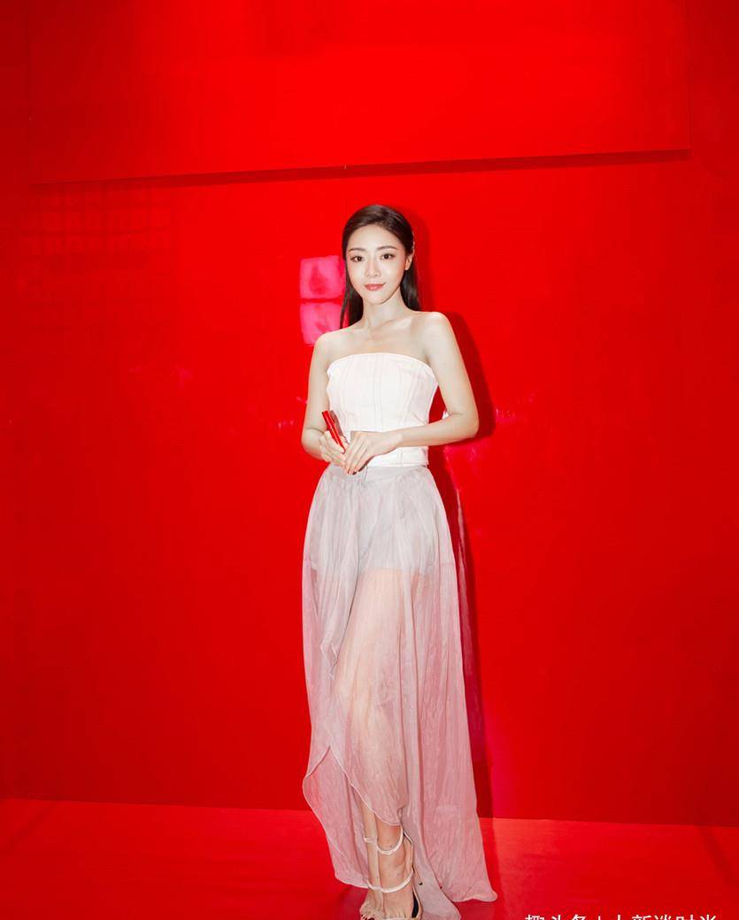 原创37岁邓家佳好有女人味抹身材装故意穿小码身材紧致太撩人