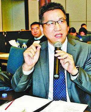 记我省著名眼科专家刘才远帮患者摘掉眼镜重还高清视界