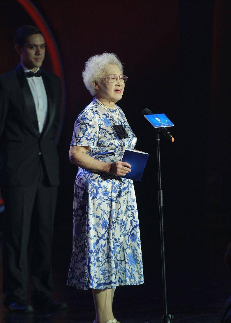 原创秦怡都99岁了仍然穿花裙化浓妆老艺术家的气质依旧不赖