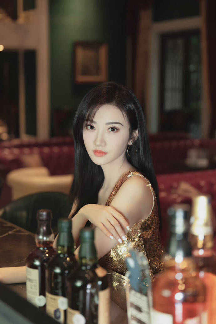 原创景甜一袭鎏金亮片裙高贵温柔美艳动人