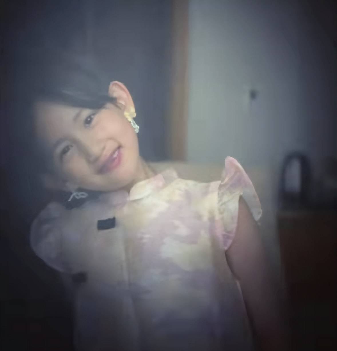 孙莉晒二女儿近照,9岁多妹涂大红唇穿旗袍