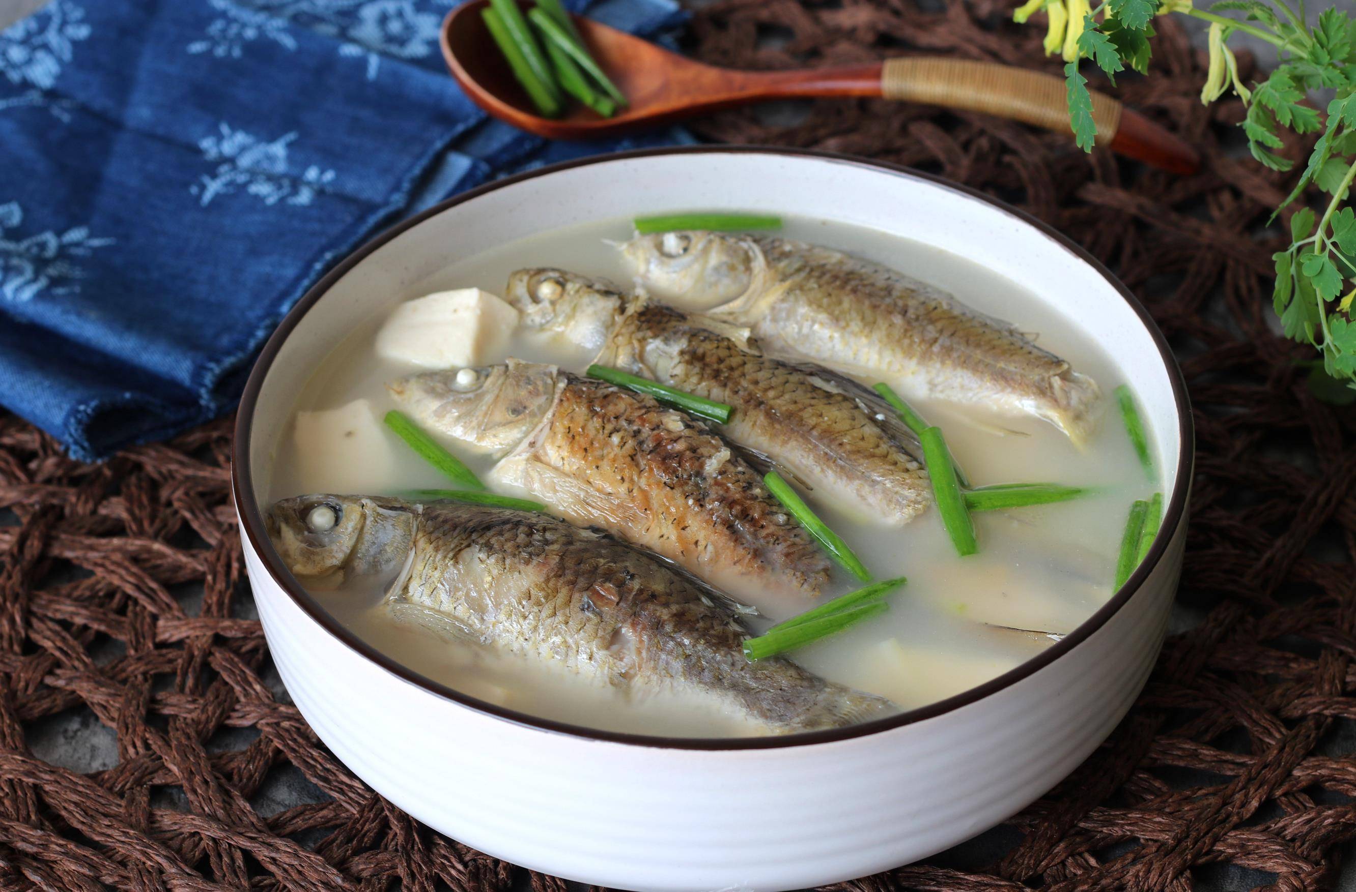原创秋分时节喝鸡汤不如喝鲫鱼汤5元1斤营养鲜美家人都爱喝