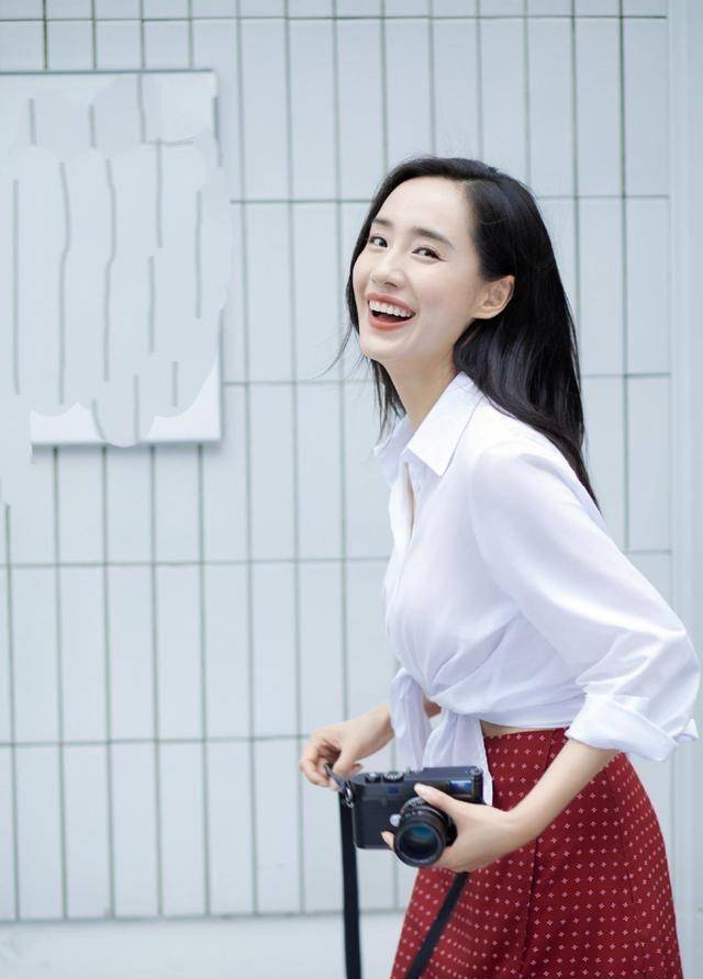 王智抹胸短裤秀纤腰细腿,又甜又飒不像30多岁_身材_曲线_礼服