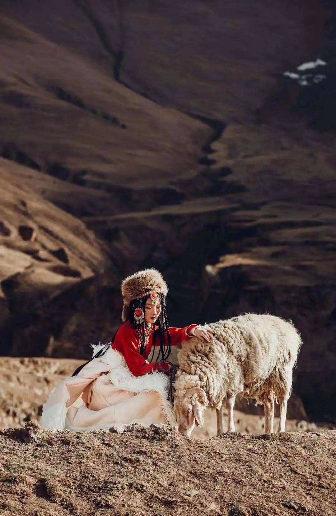 来源:梁鑫看了这么多藏装写真的美图大家是不是很心动心动不如行动快